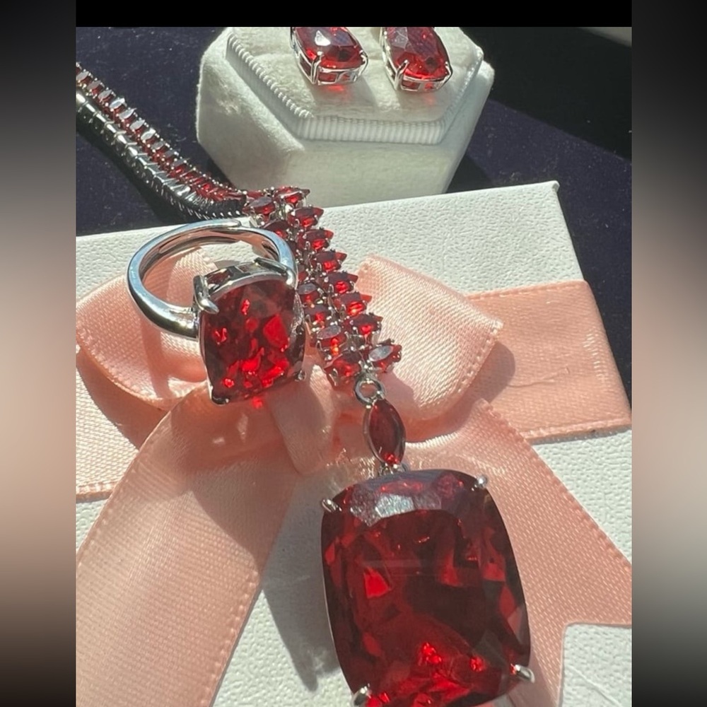 Gorgeous Swarovski Elements Ruby Shade Necklace 5… - image 3